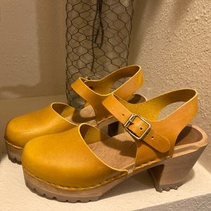 Mia Abba Clog- Mustard Size 39